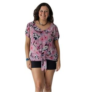 circles and cycles size XL a chic, floral patterned blouse in a rich pin…